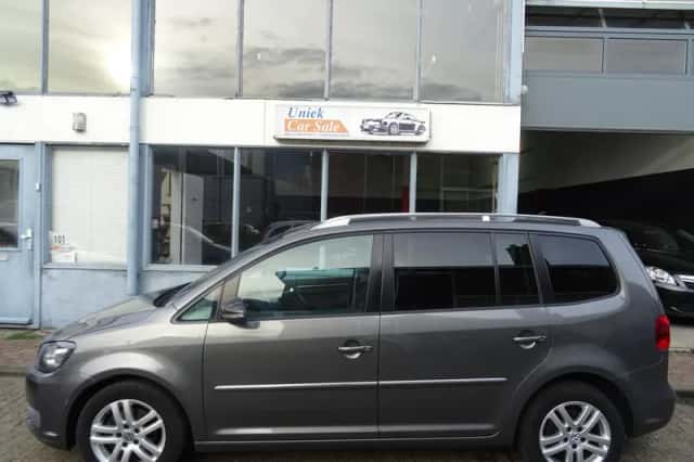 Volkswagen Touran (2011) thumbnail 2