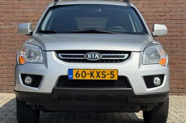 Kia Sportage (2010) thumbnail 2