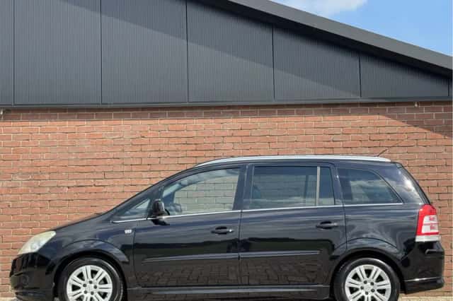 Opel Zafira (2009) thumbnail 3