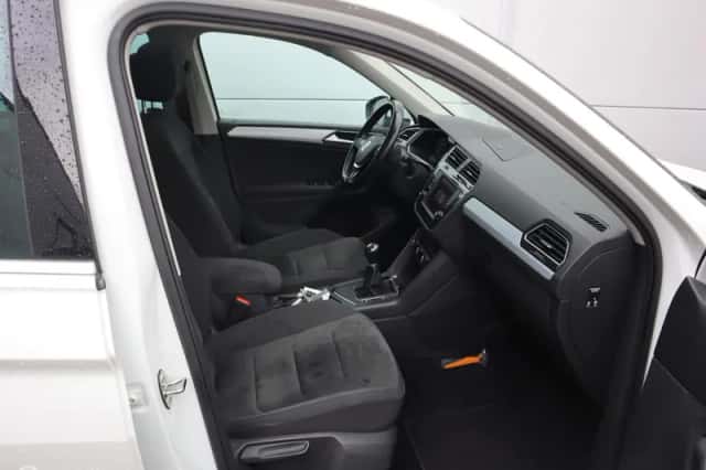 Volkswagen Tiguan (2017) thumbnail 5