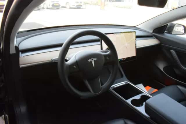 Tesla Model 3 (2021) thumbnail 4