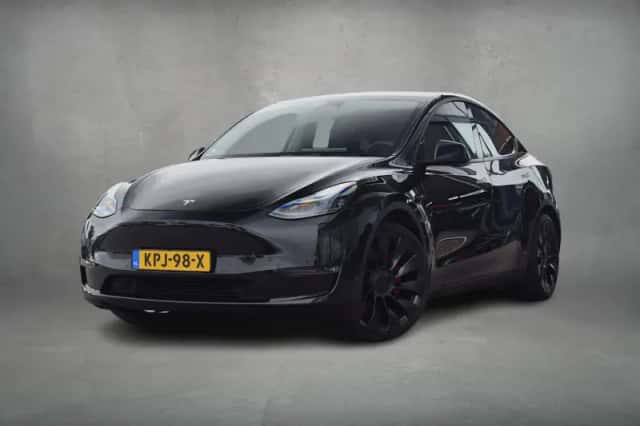 Tesla Model Y (2022) thumbnail 2