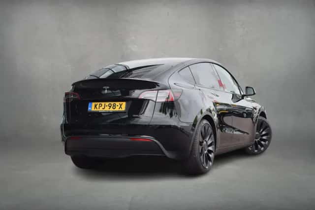 Tesla Model Y (2022) thumbnail 3