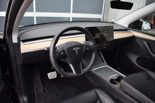 Tesla Model Y (2022) thumbnail 4