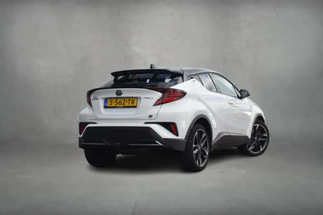 Toyota C-HR (2023) thumbnail 3