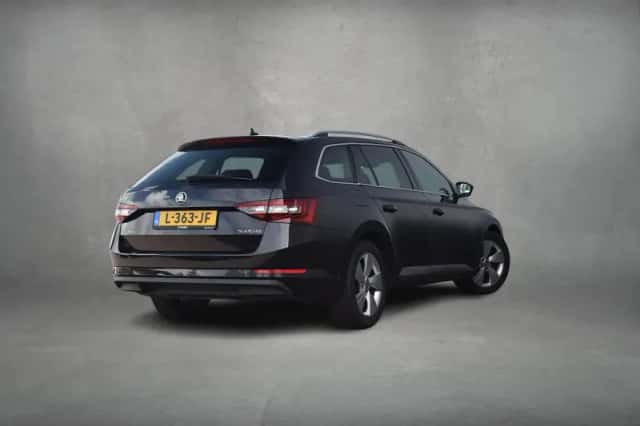 Škoda Superb (2017) thumbnail 3