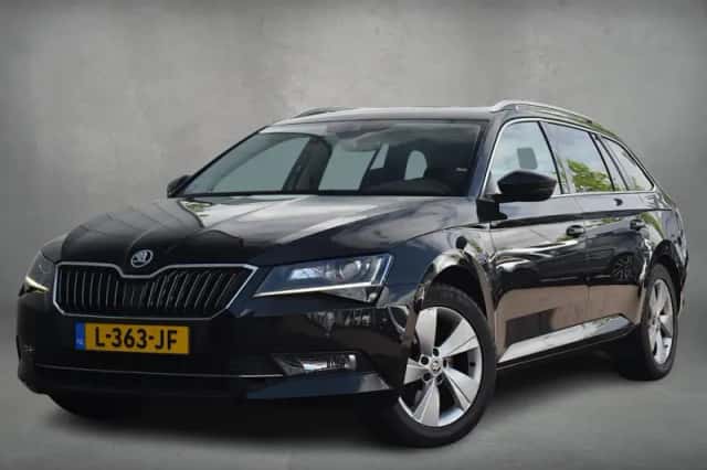 Škoda Superb (2017) thumbnail 9