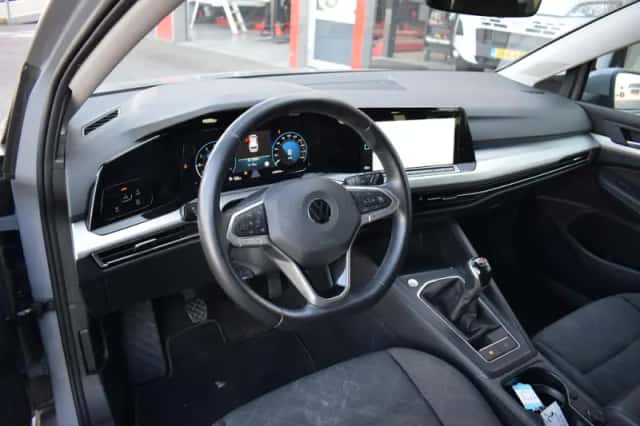 Volkswagen Golf (2023) thumbnail 4