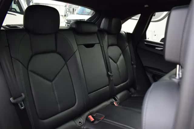 Porsche Macan (2018) thumbnail 24