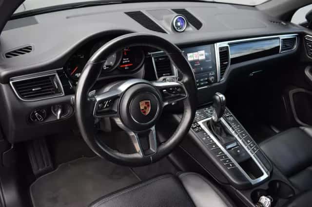Porsche Macan (2018) thumbnail 4