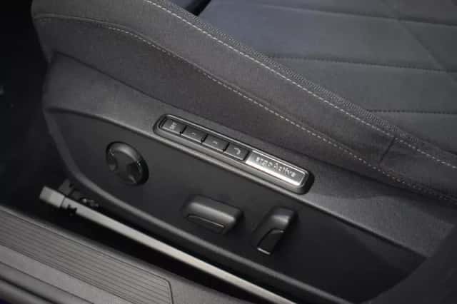 Volkswagen Golf (2021) thumbnail 24