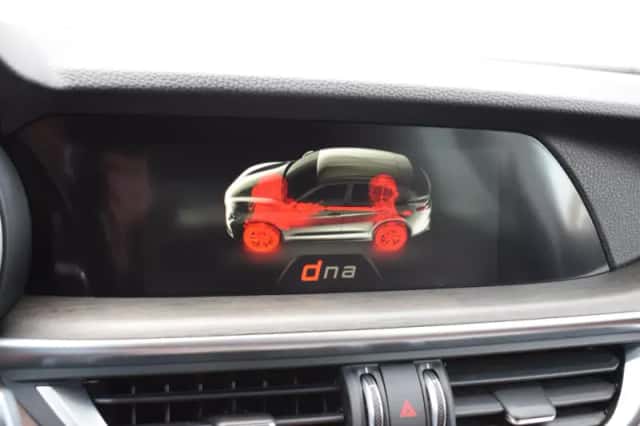 Alfa Romeo Stelvio (2017) thumbnail 15