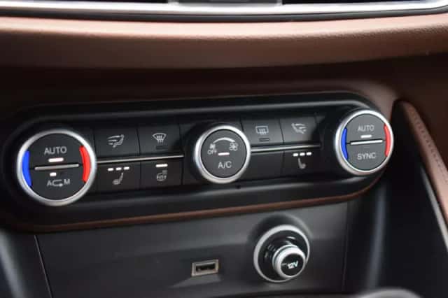 Alfa Romeo Stelvio (2017) thumbnail 17