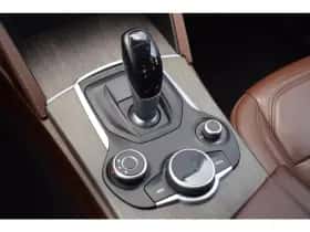 Alfa Romeo Stelvio (2017) thumbnail 18