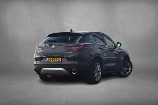 Alfa Romeo Stelvio (2017) thumbnail 3
