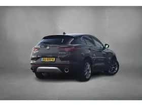 Alfa Romeo Stelvio (2017) thumbnail 3