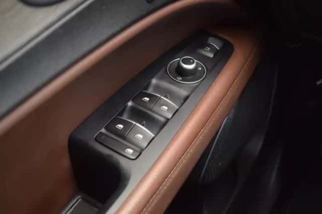 Alfa Romeo Stelvio (2017) thumbnail 26