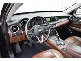 Alfa Romeo Stelvio (2017) thumbnail 4