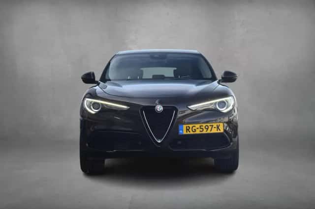 Alfa Romeo Stelvio (2017) thumbnail 8