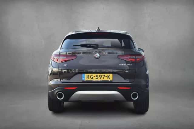 Alfa Romeo Stelvio (2017) thumbnail 9