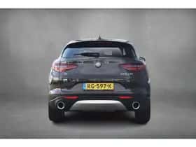 Alfa Romeo Stelvio (2017) thumbnail 9