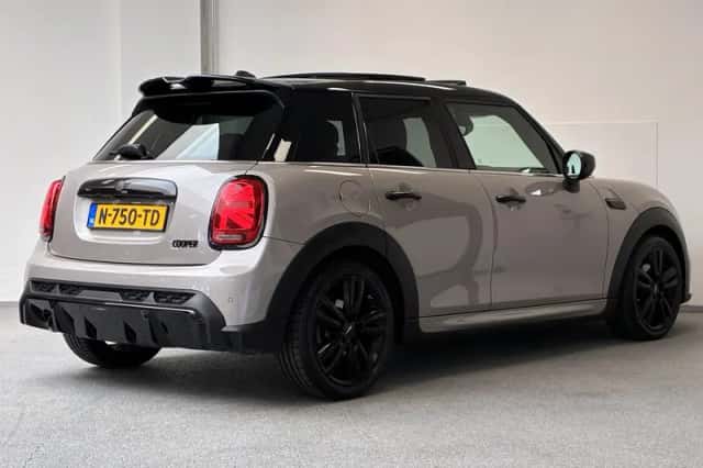 MINI Cooper (2022) thumbnail 2