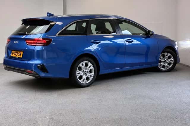 Kia Ceed Sportswagon (2022) thumbnail 2