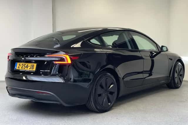 Tesla Model 3 (2024) thumbnail 2