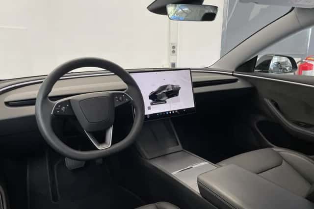 Tesla Model 3 (2024) thumbnail 3