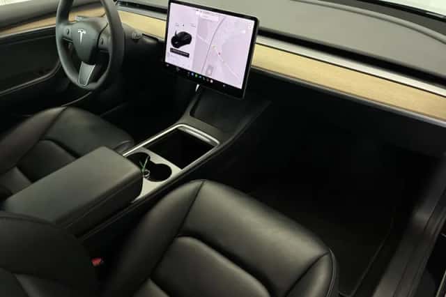 Tesla Model 3 (2021) thumbnail 3