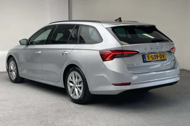 Škoda Octavia (2023) thumbnail 2