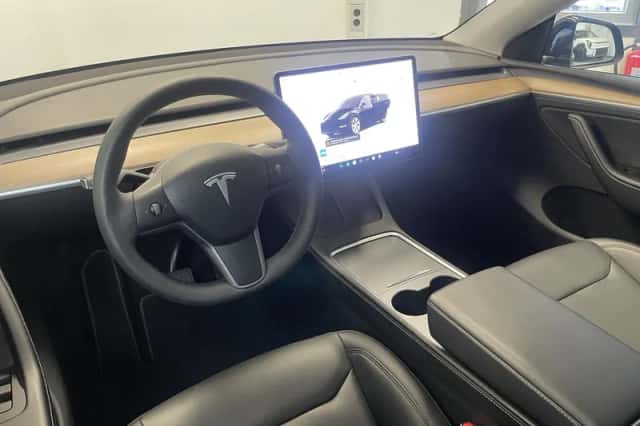 Tesla Model Y (2023) thumbnail 3