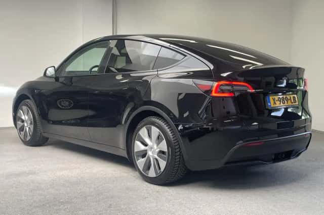 Tesla Model Y (2023) thumbnail 2