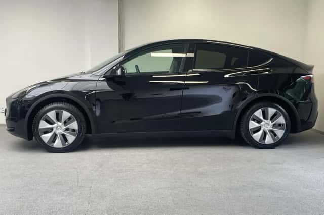 Tesla Model Y (2023) thumbnail 6
