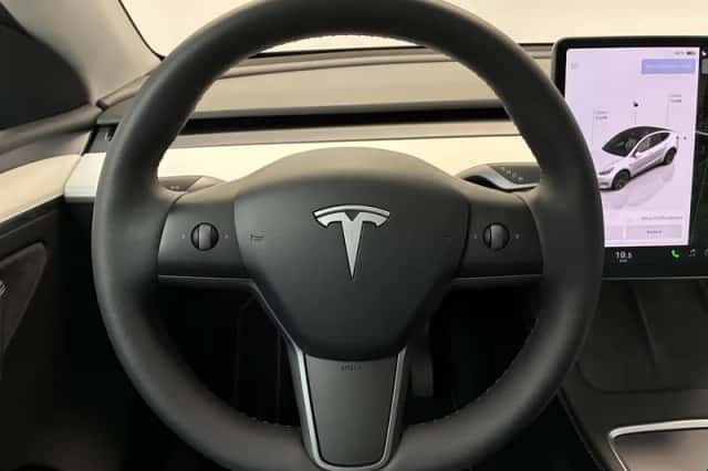 Tesla Model Y (2025) thumbnail 5