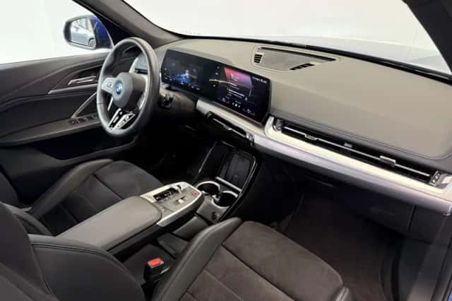 BMW iX1 (2024) thumbnail 3