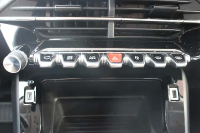 Peugeot 2008 (2021) thumbnail 11
