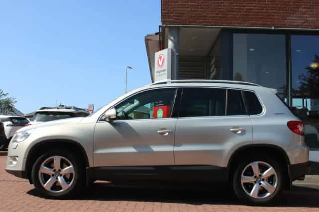 Volkswagen Tiguan (2010) thumbnail 2