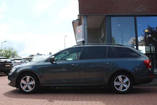 Škoda Octavia (2015) thumbnail 2