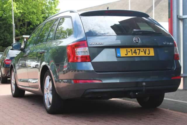 Škoda Octavia (2015) thumbnail 3