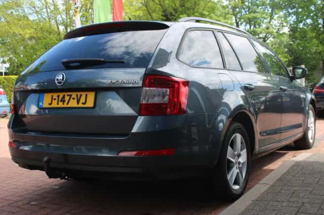 Škoda Octavia (2015) thumbnail 5