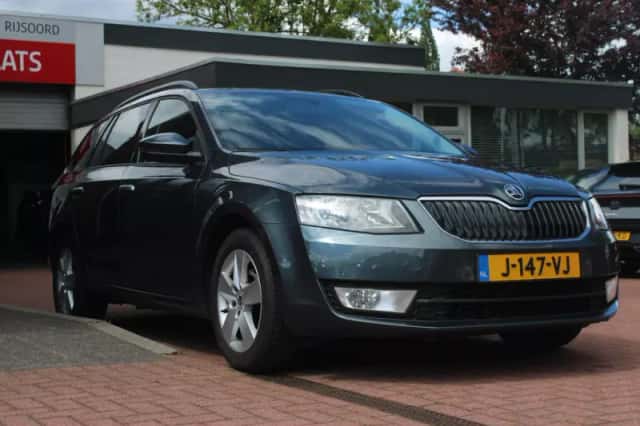 Škoda Octavia (2015) thumbnail 6