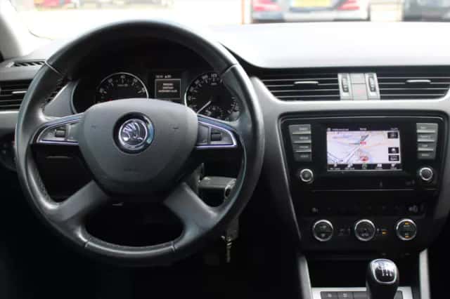 Škoda Octavia (2015) thumbnail 7
