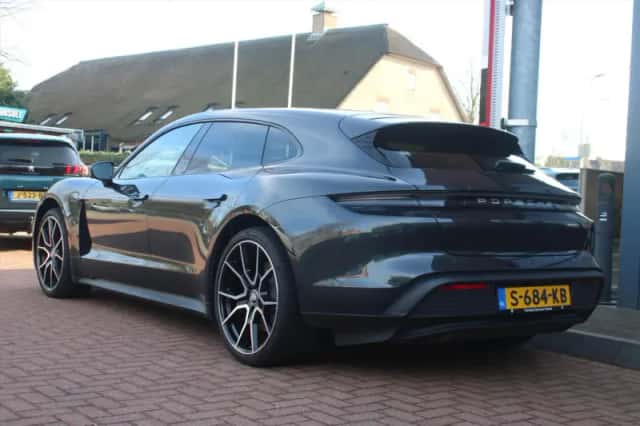 Porsche Taycan (2023) thumbnail 4