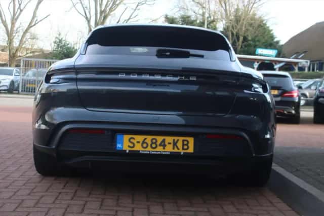 Porsche Taycan (2023) thumbnail 5