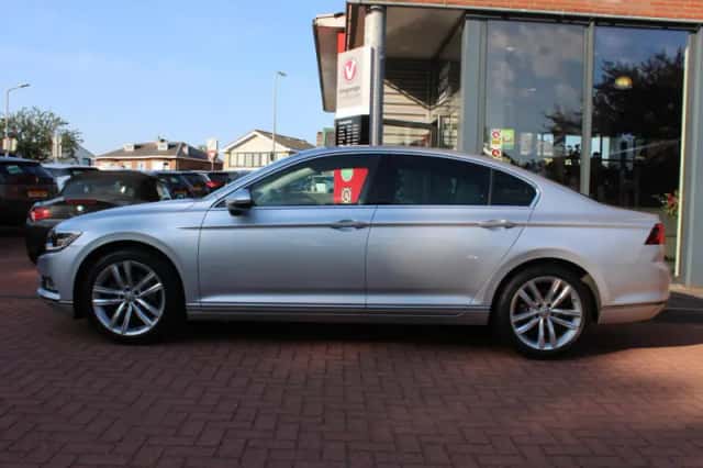 Volkswagen Passat (2018) thumbnail 2