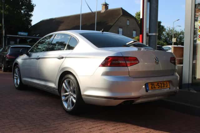 Volkswagen Passat (2018) thumbnail 3