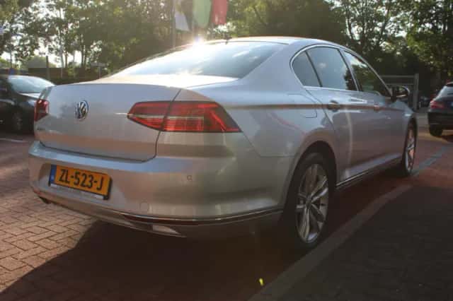 Volkswagen Passat (2018) thumbnail 5