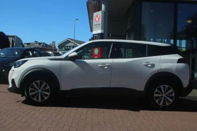 Peugeot 2008 (2021) thumbnail 2