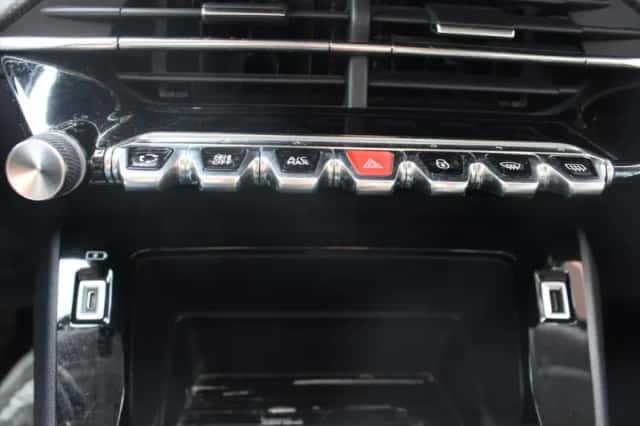 Peugeot 2008 (2021) thumbnail 11